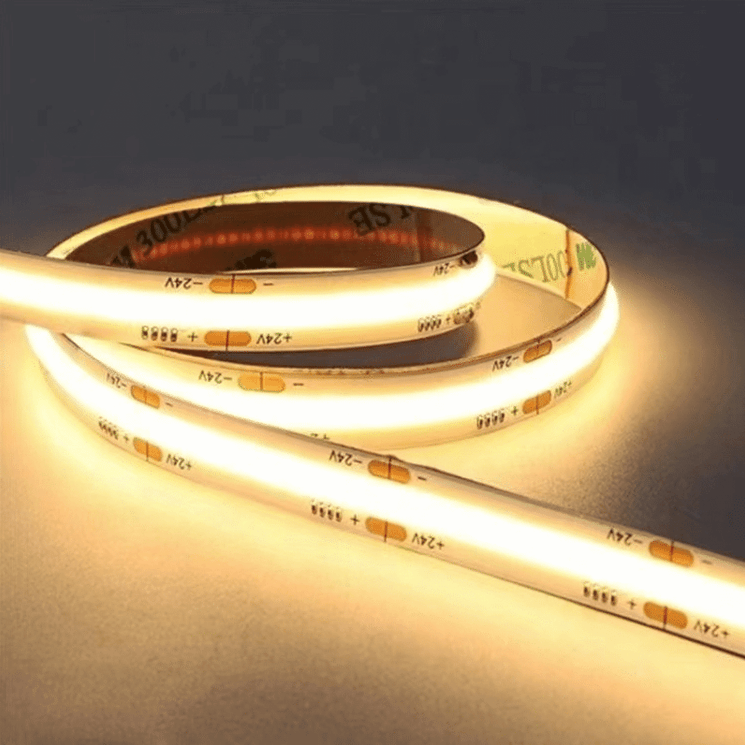 Spotless COB strip light with uniform distribution