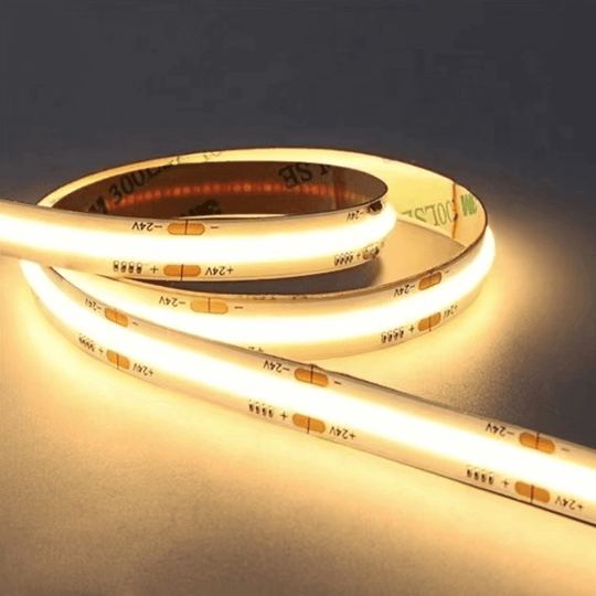 Spotless COB strip light with uniform distribution