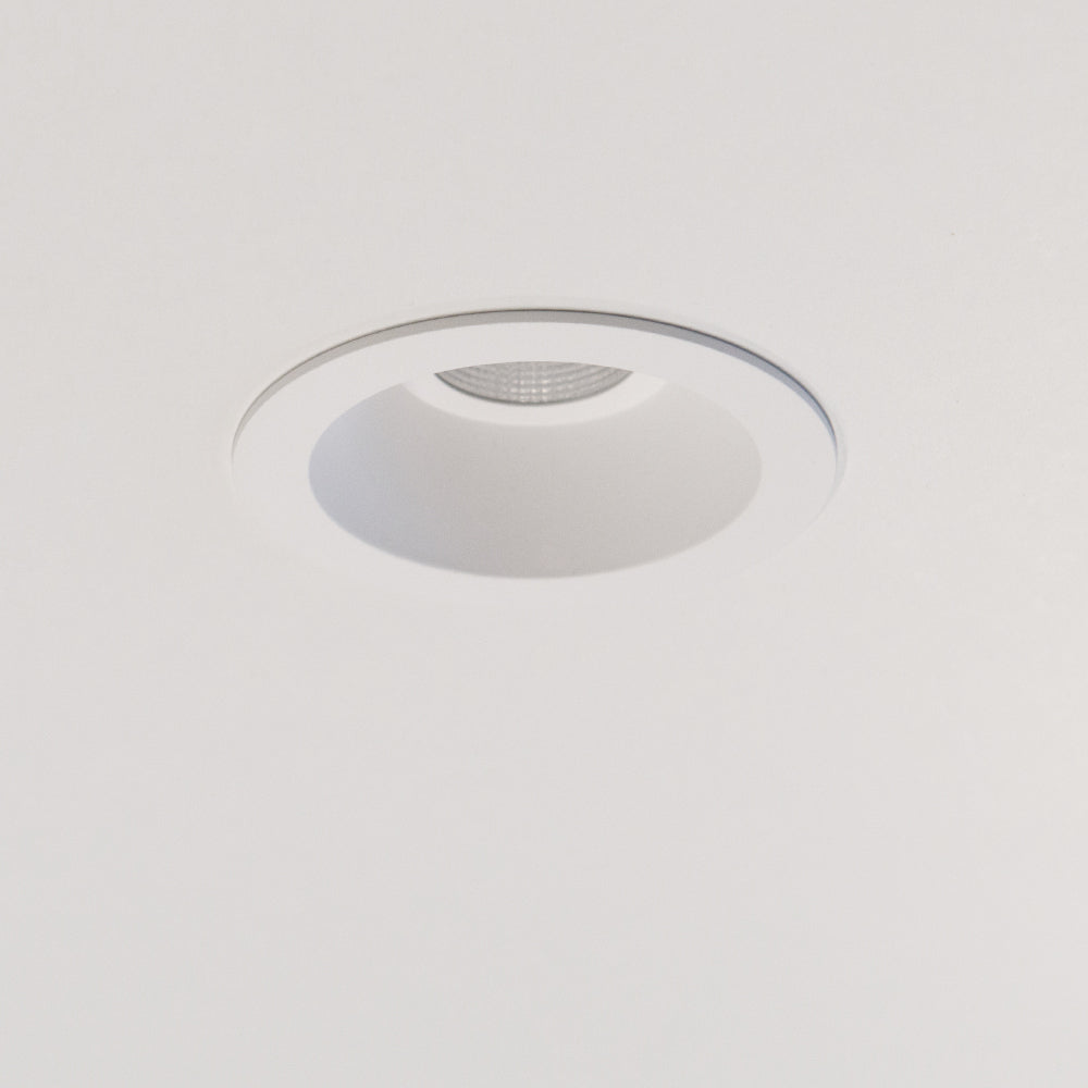 The light source is hidden in the ceiling, reducing strain on the eyes.