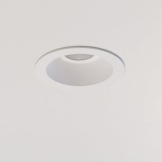 The light source is hidden in the ceiling, reducing strain on the eyes.