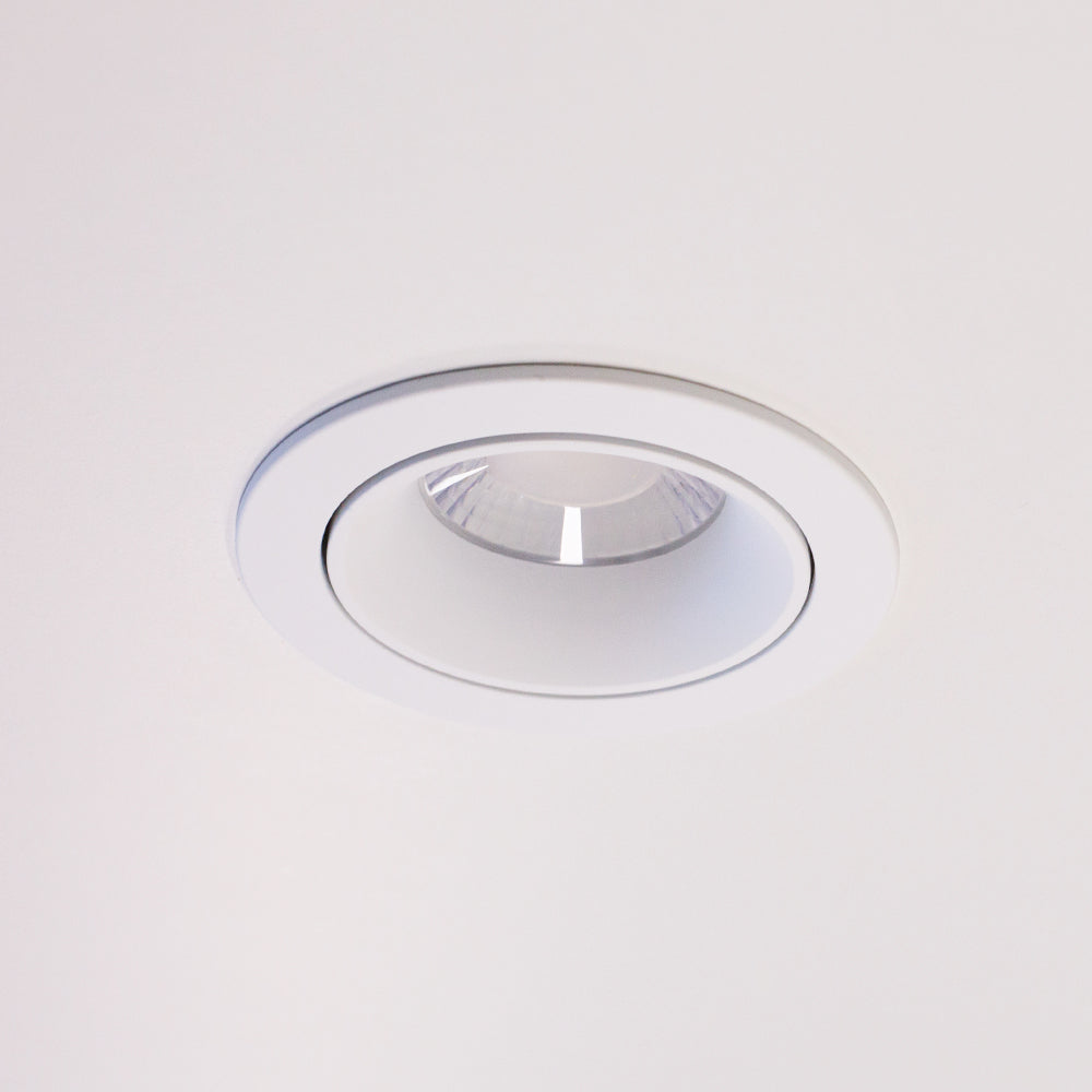 Daintree 809 - Fixed/ Gimbal Downlight on White Ceiling - Recessed Downlight - Tricolour - 9W - IP44- Dimmable - 90mm Downlight